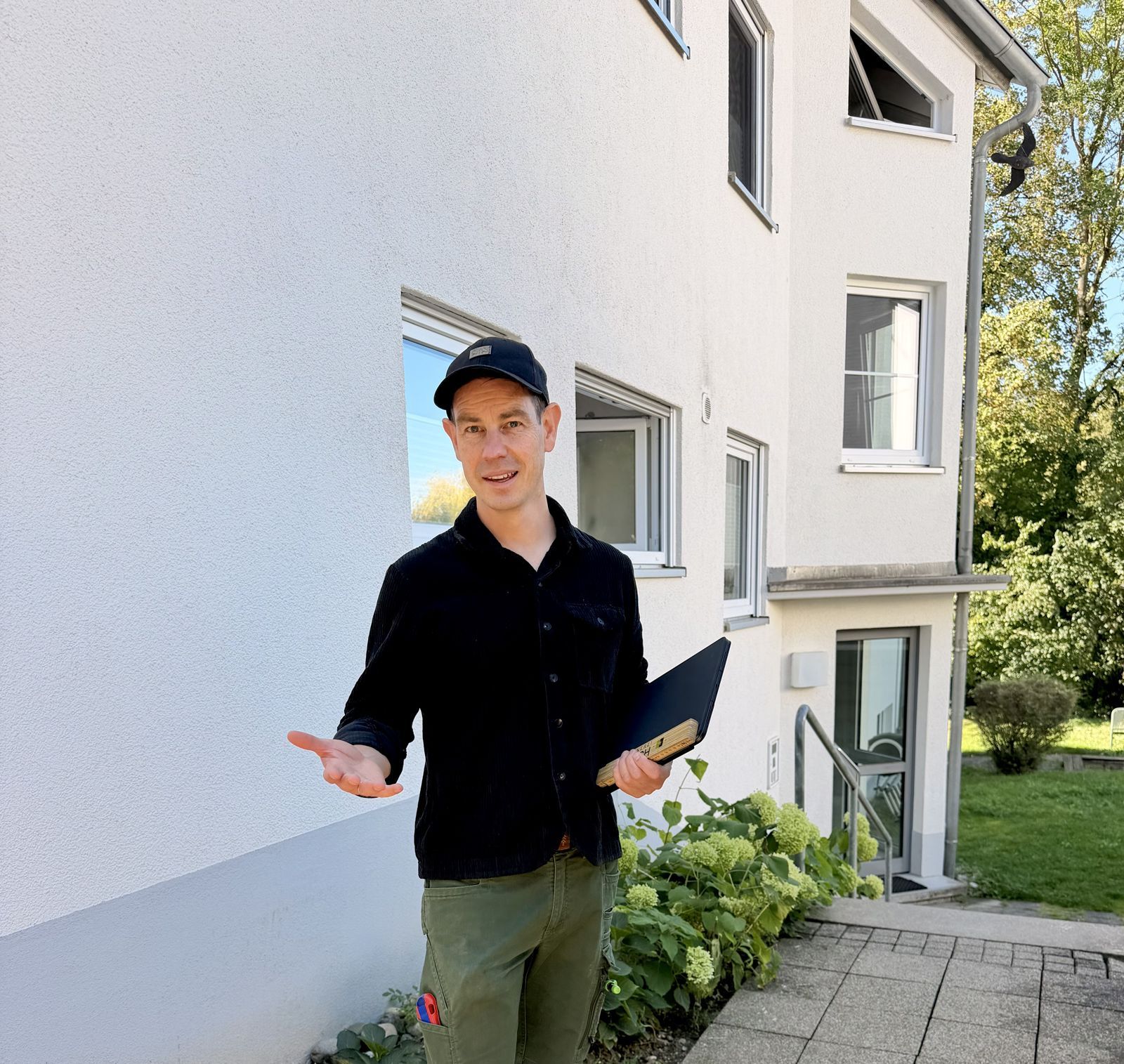 Jochen Decker, Hausverwalter und Immobilienmakler aus Stuttgart-Weilimdorf, vor einem Wohnhaus