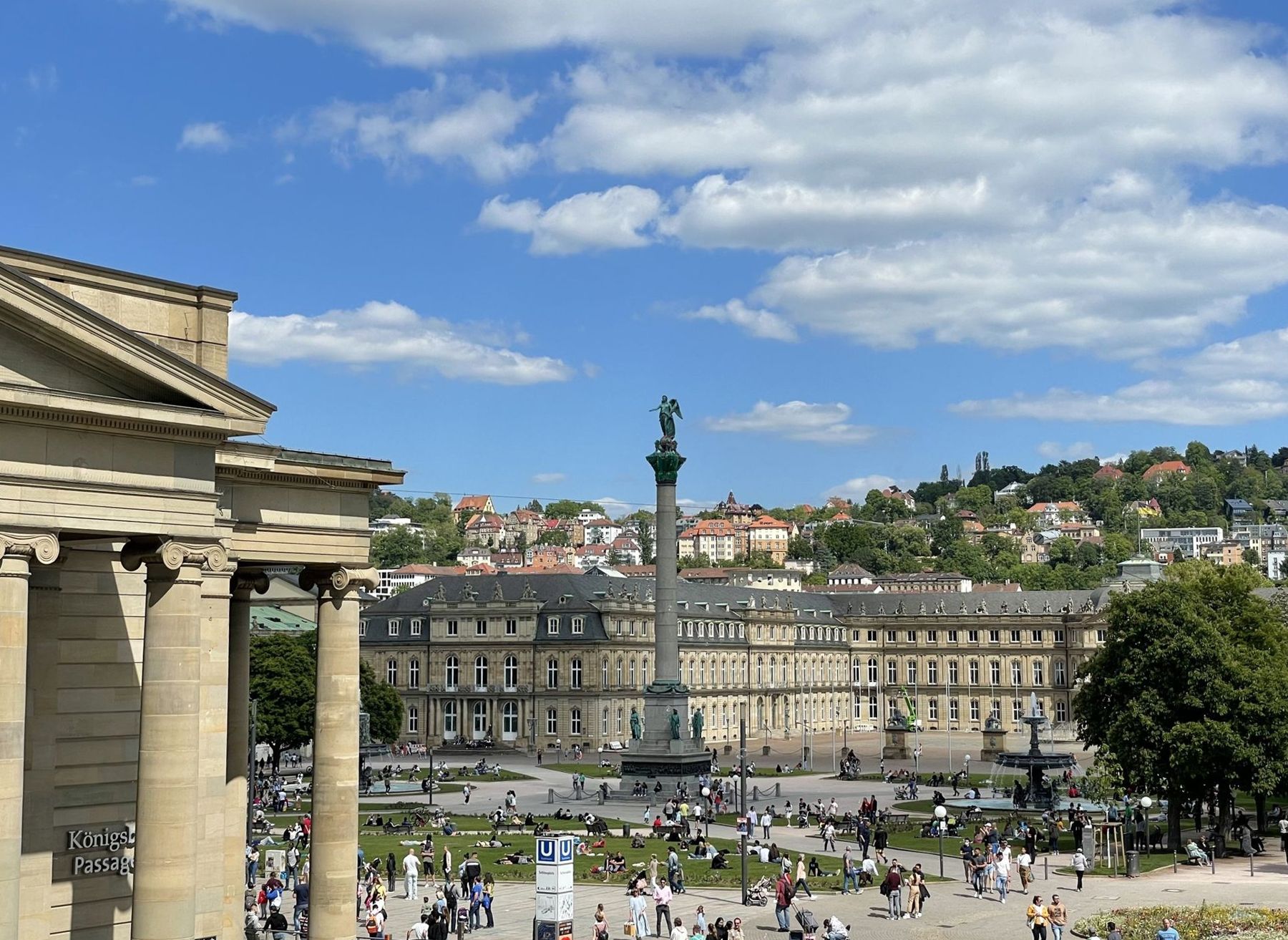Der Stuttgarter Schlossplatz mit Jubiläumssäule und Neuem Schloss